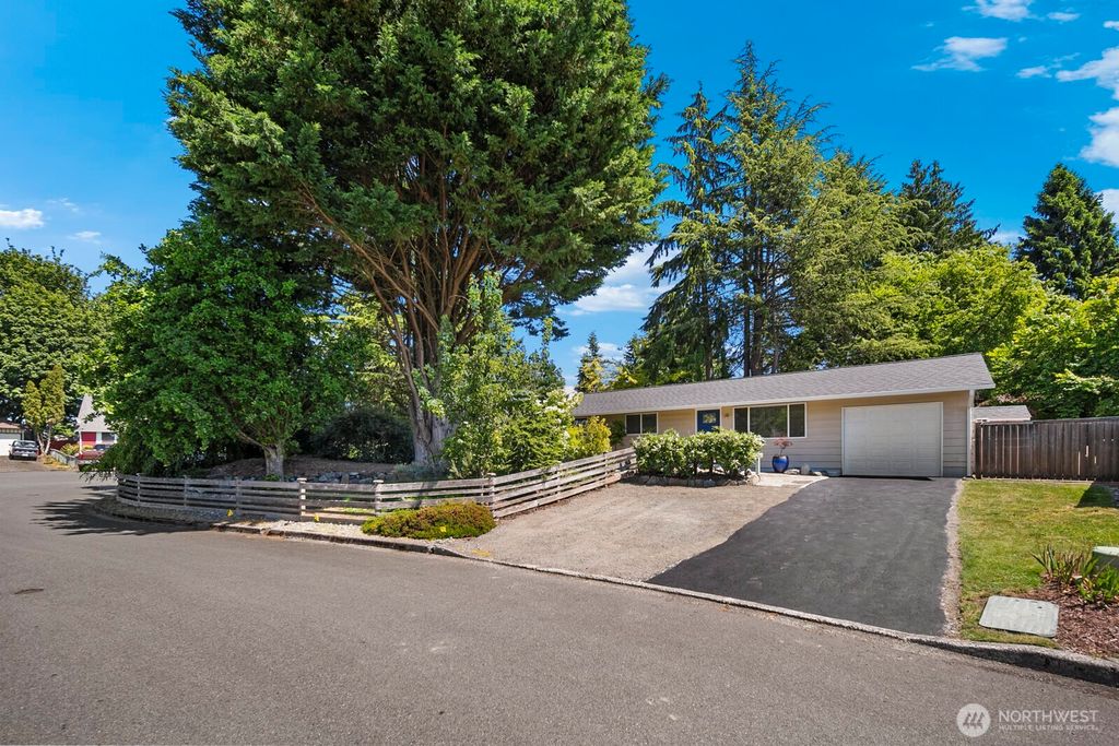 Photo of 422 210th Street SW, Lynnwood, WA 98036 (MLS # 2390754)