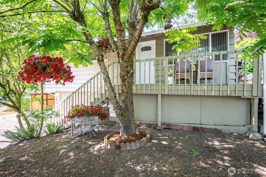 Photo of 110 S 198th Place, Des Moines, WA 98148 (MLS # 2399165)