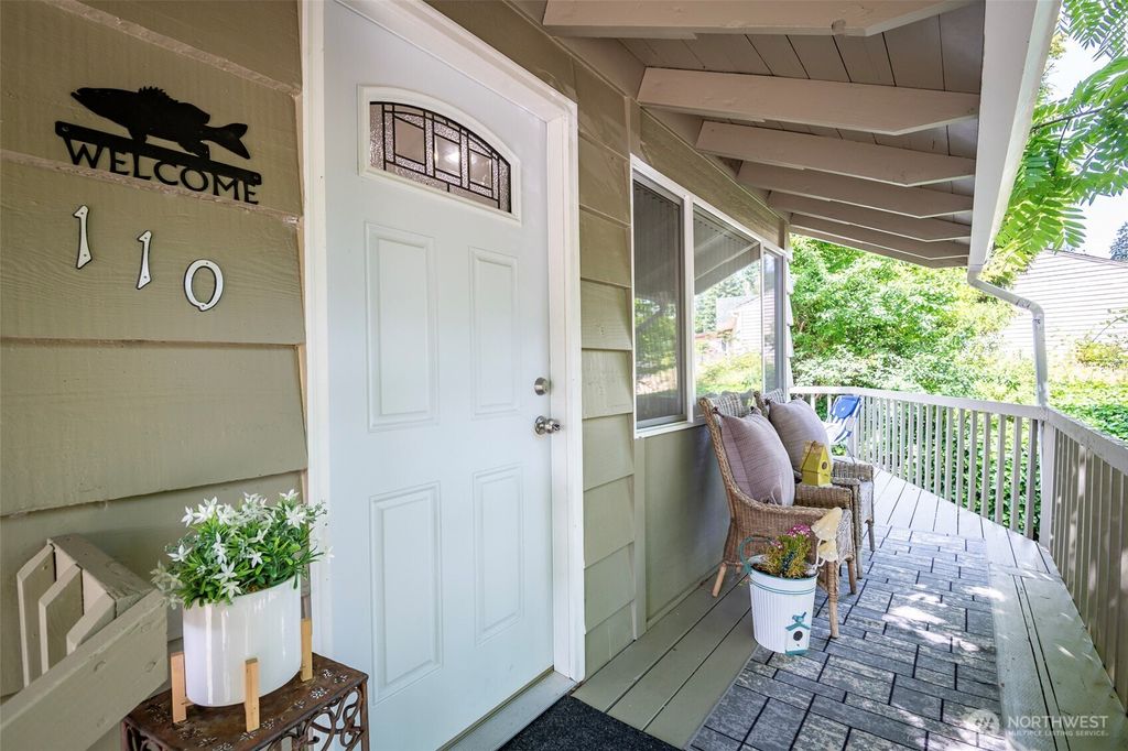 Photo of 110 S 198th Place, Des Moines, WA 98148 (MLS # 2399165)