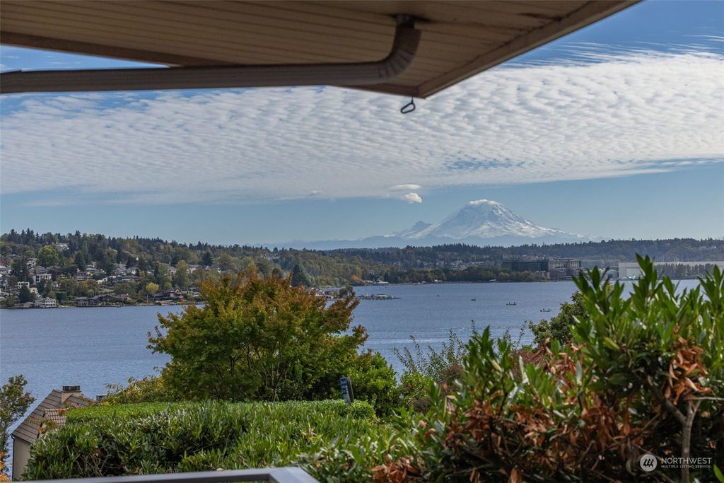 Photo of 8203 Avalon Drive, Mercer Island, WA 98040 (MLS # 2294485)