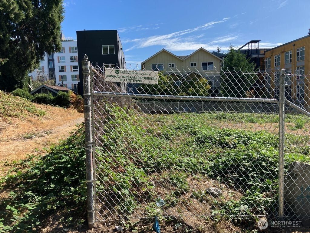 Photo of 4048 Pasadena Place NE, Seattle, WA 98105 (MLS # 2437726)
