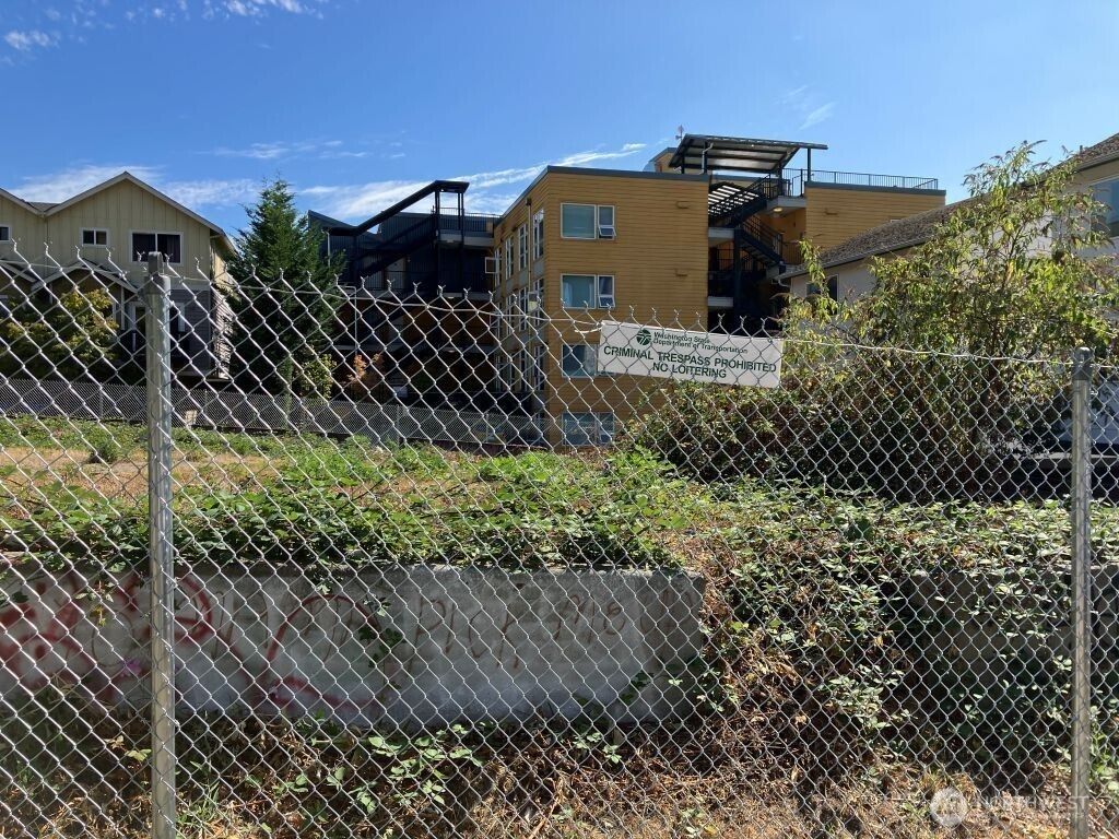 Photo of 4048 Pasadena Place NE, Seattle, WA 98105 (MLS # 2437726)