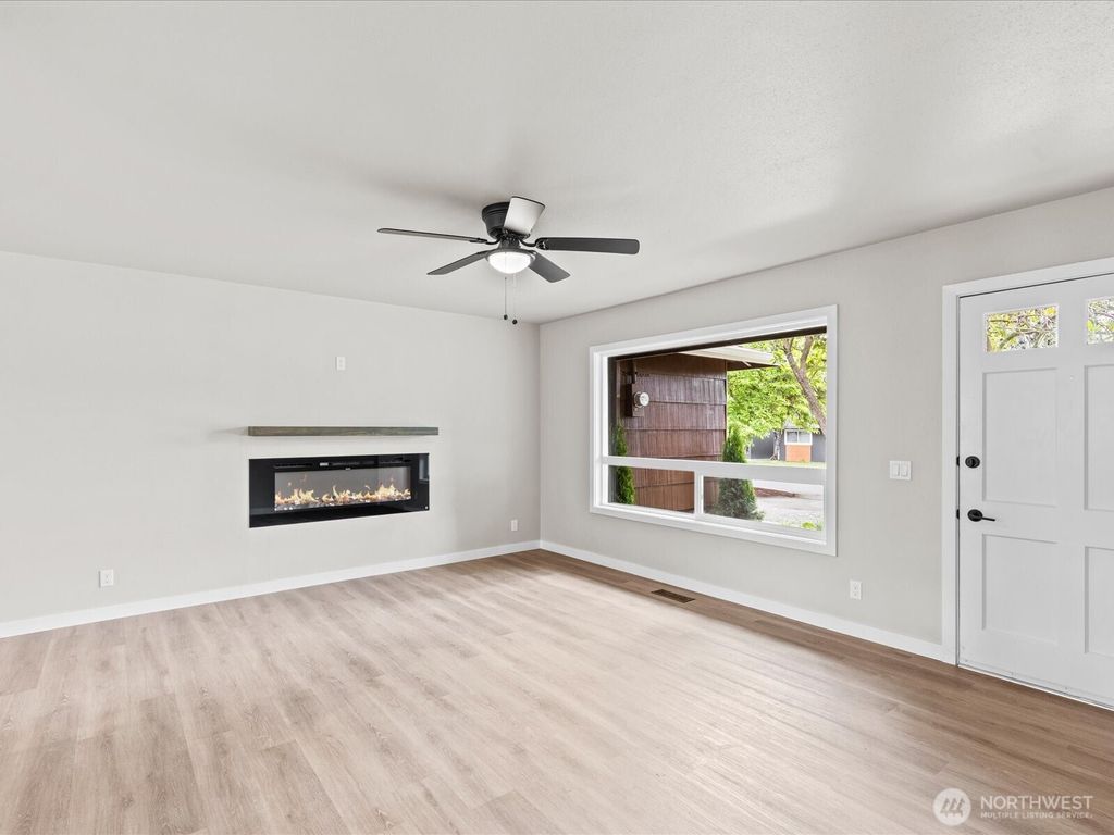 Photo of 418 S 190th Street, Burien, WA 98148 (MLS # 2525281)