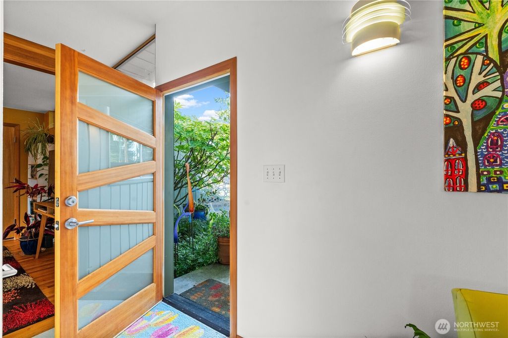 Photo of 14405 SE 14th St St, Bellevue, WA 98007 (MLS # 2447169)