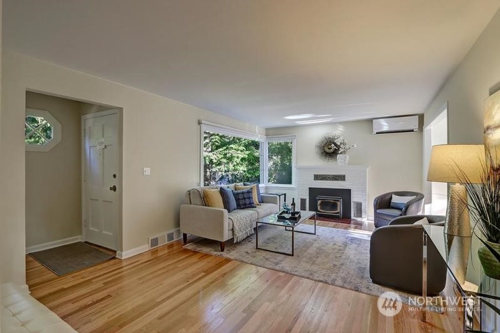 Photo of 4037 NE 88th Street, Seattle, WA 98115 (MLS # 2026402)