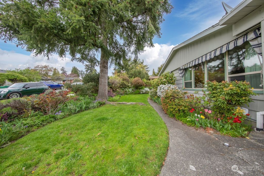 Photo of 6034 44th Avenue NE, Seattle, WA 98115 (MLS # 2063378)