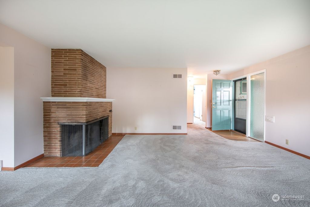 Photo of 6034 44th Avenue NE, Seattle, WA 98115 (MLS # 2063378)