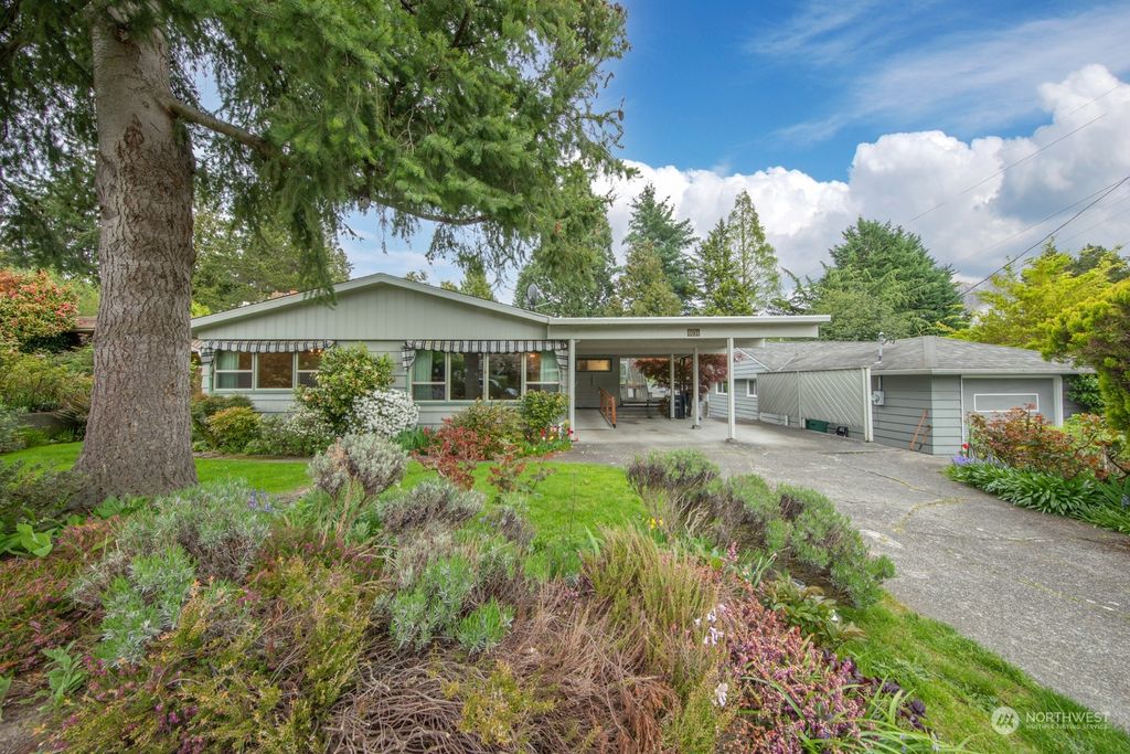 Photo of 6034 44th Avenue NE, Seattle, WA 98115 (MLS # 2063378)