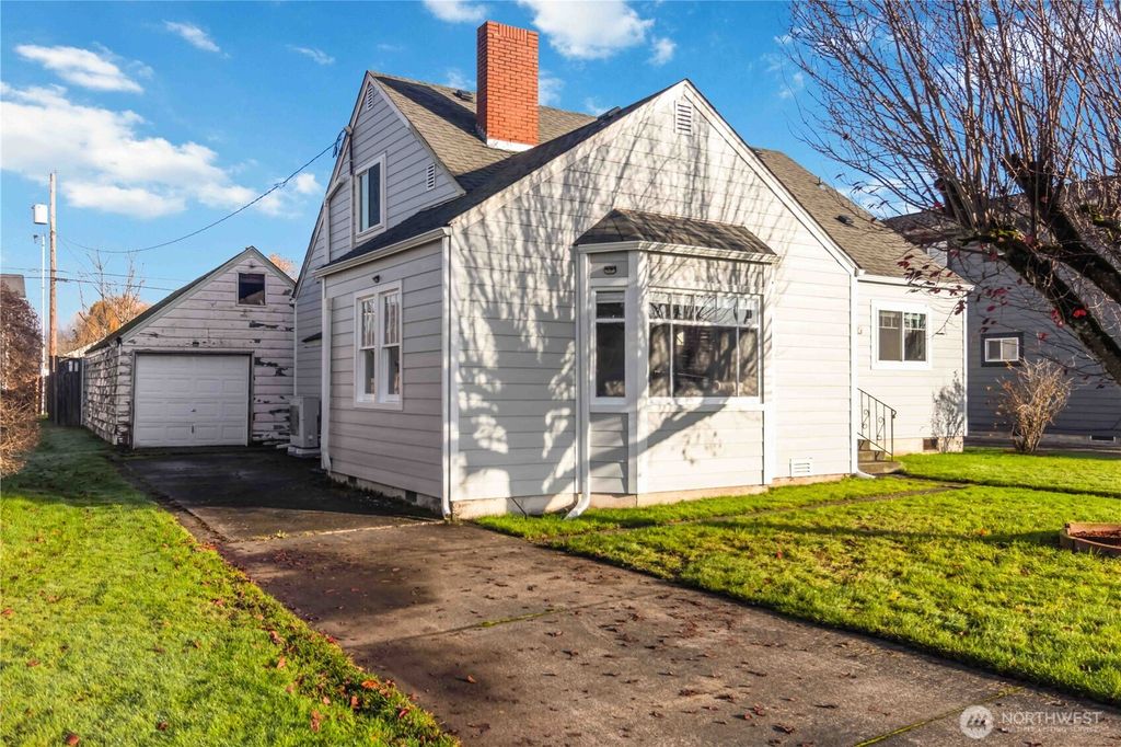 Photo of 2932 Fir Street, Longview, WA 98632 (MLS # 2461554)