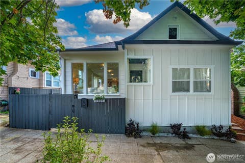 Photo of 1305 NE 55th Street, Seattle, WA 98105 (MLS # 2571473)