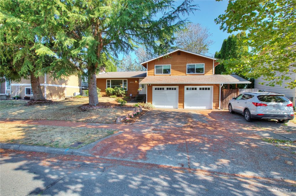 Photo of 1632 Index Avenue SE, Renton, WA 98058 (MLS # 1989896)