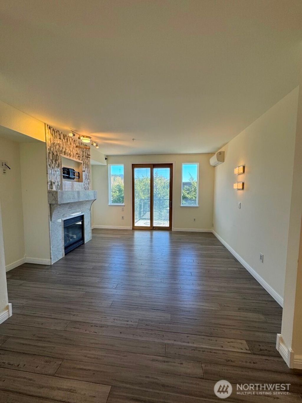 Photo of 21287 SE 42nd Lane, Issaquah, WA 98029 (MLS # 2506059)