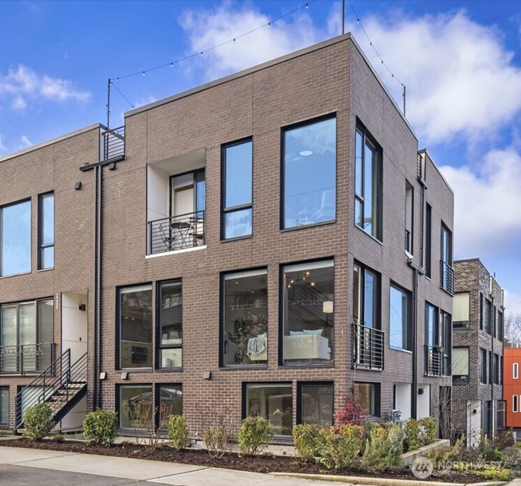 Photo of 73 E Lynn St St, Seattle, WA 98102 (MLS # 2490729)