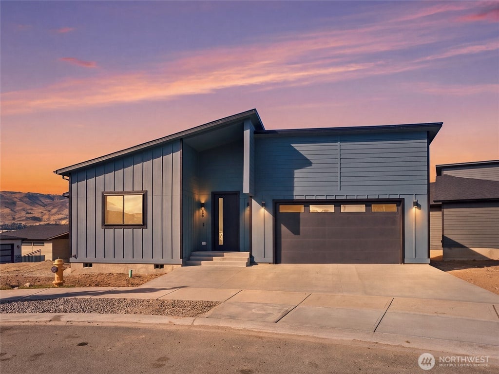 Photo of 242 NW Chinook Way, East Wenatchee, WA 98802 (MLS # 2594297)