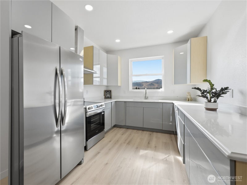 242 NW Chinook Way