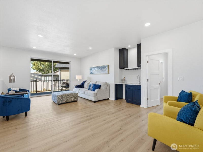 242 NW Chinook Way