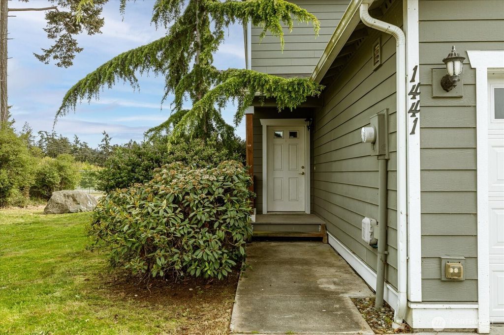 Photo of 1441 NW 5th Avenue, Oak Harbor, WA 98277 (MLS # 2521364)