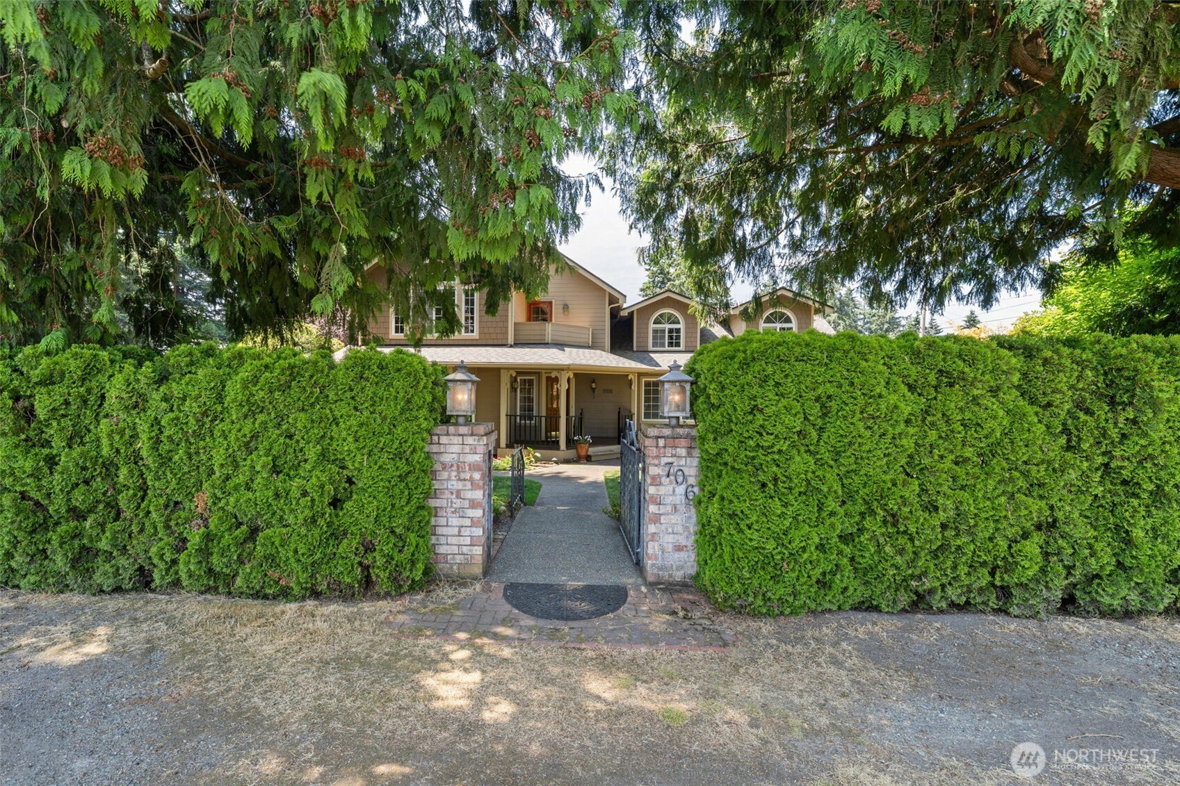 706 N Huson