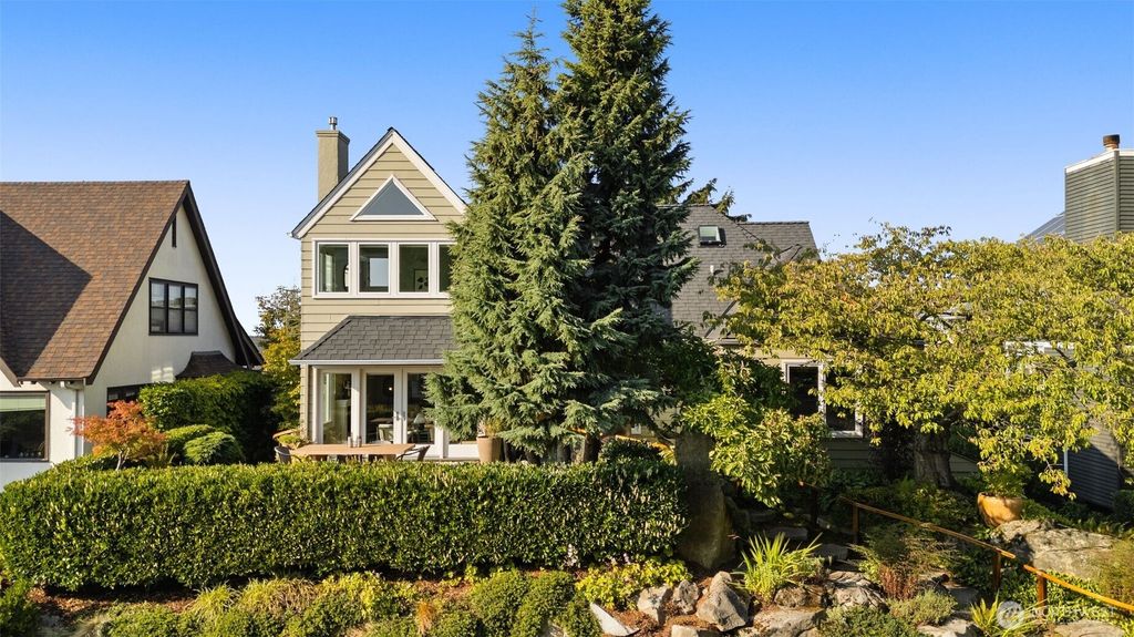 Photo of 816 W Blaine Street, Seattle, WA 98119 (MLS # 2431629)
