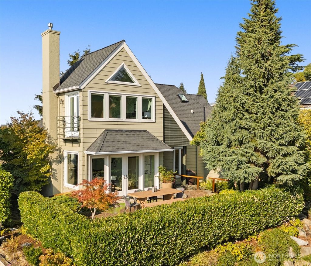 Photo of 816 W Blaine Street, Seattle, WA 98119 (MLS # 2431629)