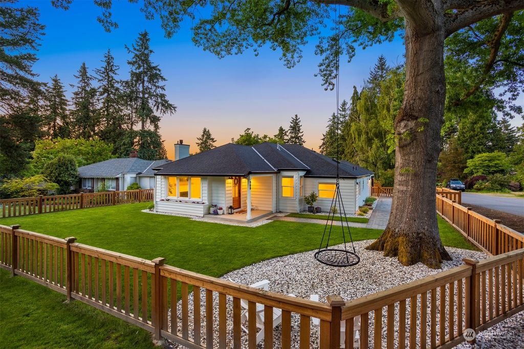 Photo of 900 20th Avenue W, Kirkland, WA 98033 (MLS # 2075067)
