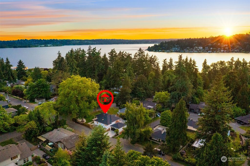 Photo of 900 20th Avenue W, Kirkland, WA 98033 (MLS # 2075067)