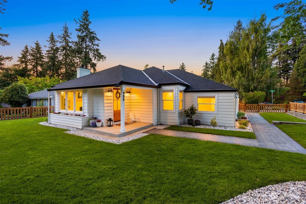 Photo of 900 20th Avenue W, Kirkland, WA 98033 (MLS # 2075067)