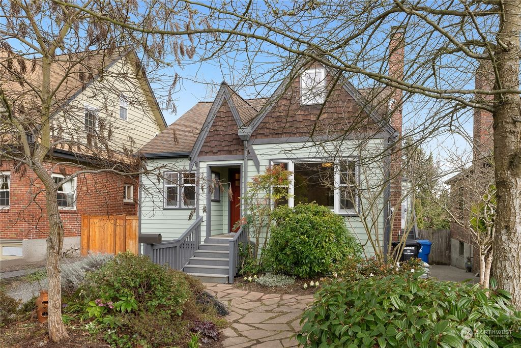 Photo of 8220 Interlake Avenue N, Seattle, WA 98103 (MLS # 2046990)