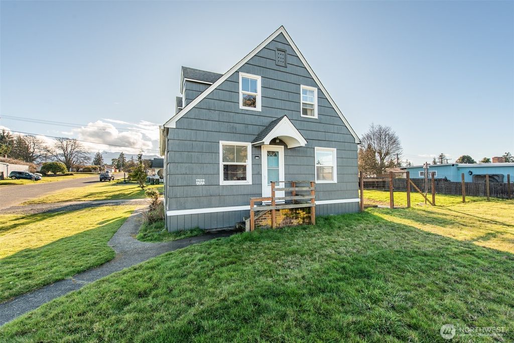 Photo of 1202 W 9th Street, Port Angeles, WA 98363 (MLS # 2485562)