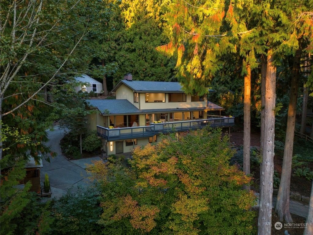 Photo of 25308 SE Mirrormont Boulevard, Issaquah, WA 98027 (MLS # 2236198)