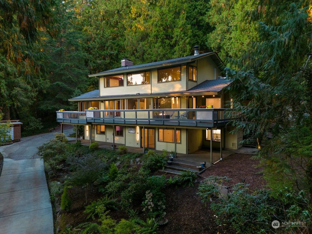 Photo of 25308 SE Mirrormont Boulevard, Issaquah, WA 98027 (MLS # 2236198)