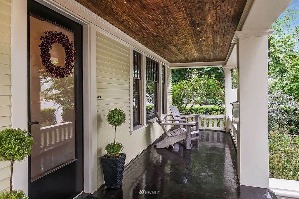 Photo of 5002 20th Avenue NE, Seattle, WA 98105 (MLS # 1954801)