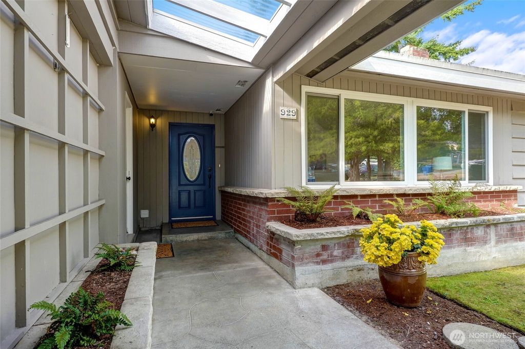 Photo of 929 165th Avenue SE, Bellevue, WA 98008 (MLS # 2438926)