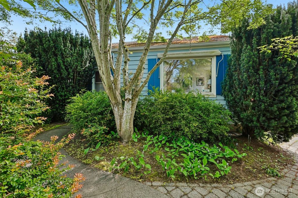 Photo of 6830 27th Avenue NE, Seattle, WA 98115 (MLS # 2510532)