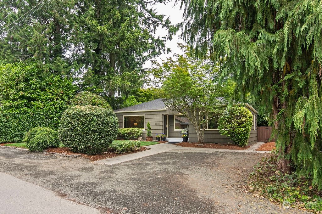 Photo of 10832 12th Avenue NE, Seattle, WA 98125 (MLS # 2127569)