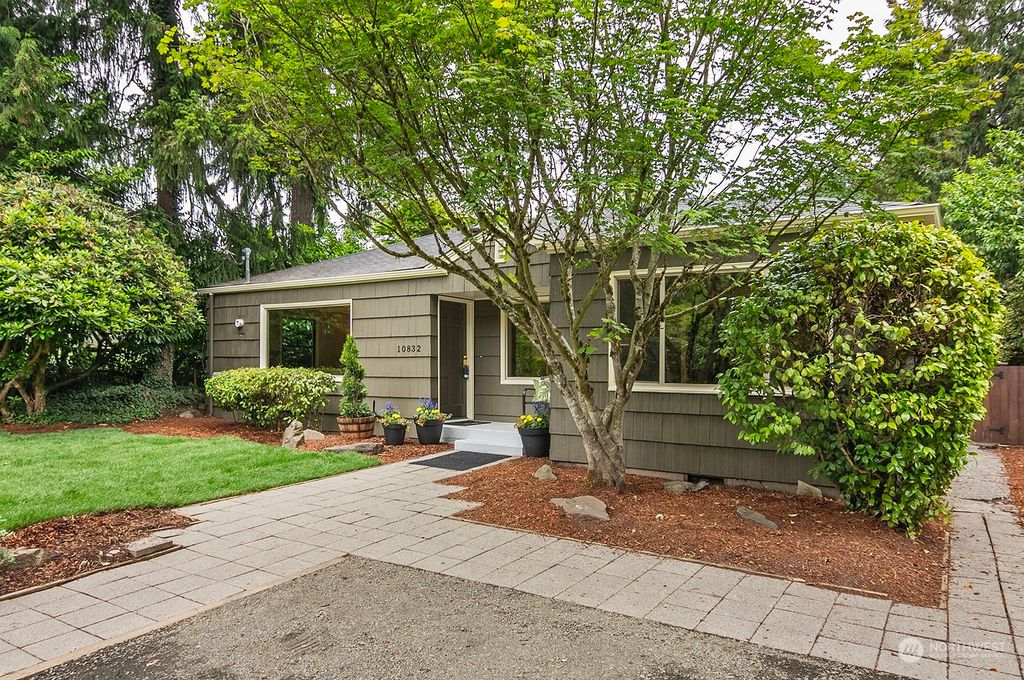 Photo of 10832 12th Avenue NE, Seattle, WA 98125 (MLS # 2127569)