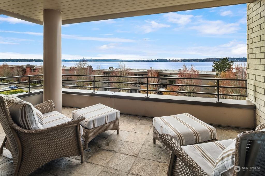 Photo of 735 1st Street S #203, Kirkland, WA 98033 (MLS # 2073202)