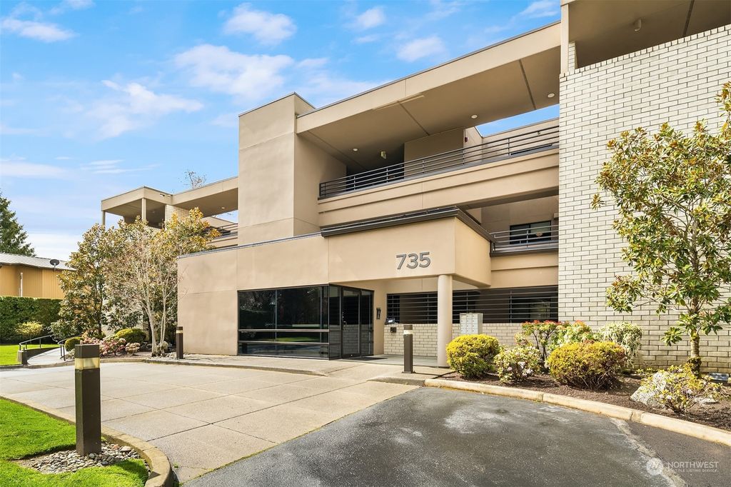 Photo of 735 1st Street S #203, Kirkland, WA 98033 (MLS # 2073202)