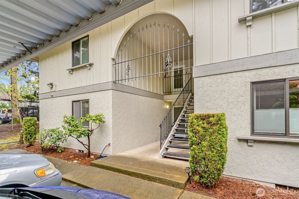 Photo of 12505 NE 117th Place #J1, Kirkland, WA 98034 (MLS # 2512885)