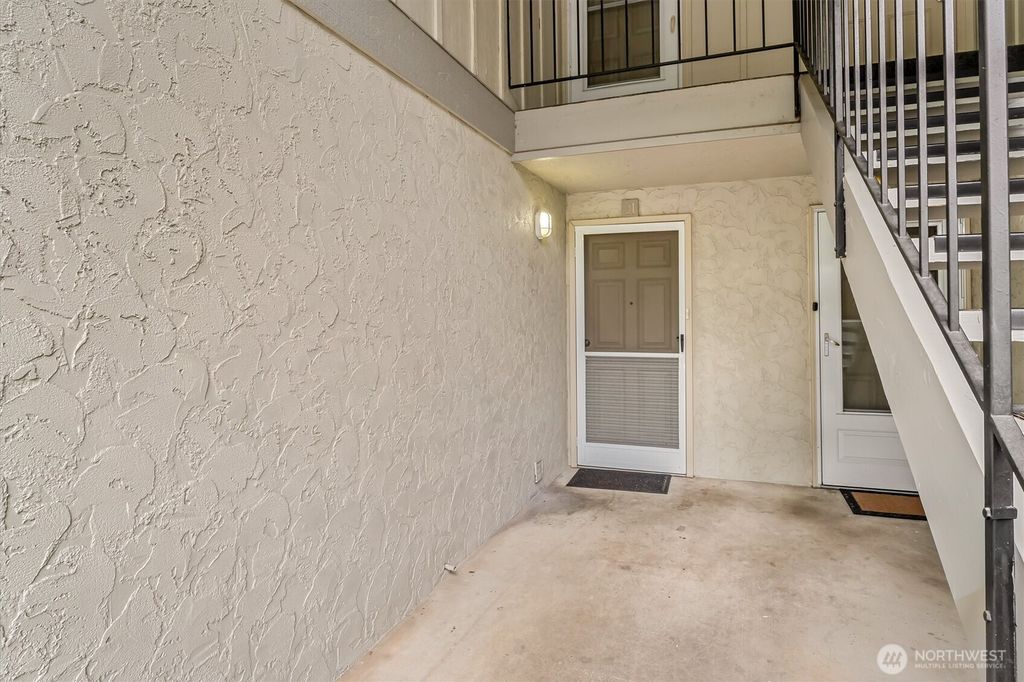 Photo of 12505 NE 117th Place #J1, Kirkland, WA 98034 (MLS # 2512885)