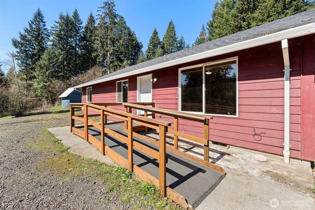 Photo of 110 Sunny Basin Road, Castle Rock, WA 98611 (MLS # 2501198)