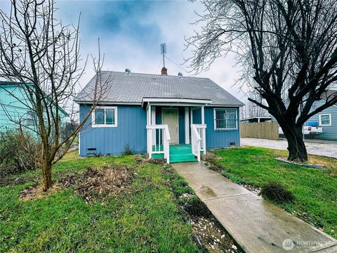 Photo of 712 S 10th Street, Sunnyside, WA 98944 (MLS # 2467708)