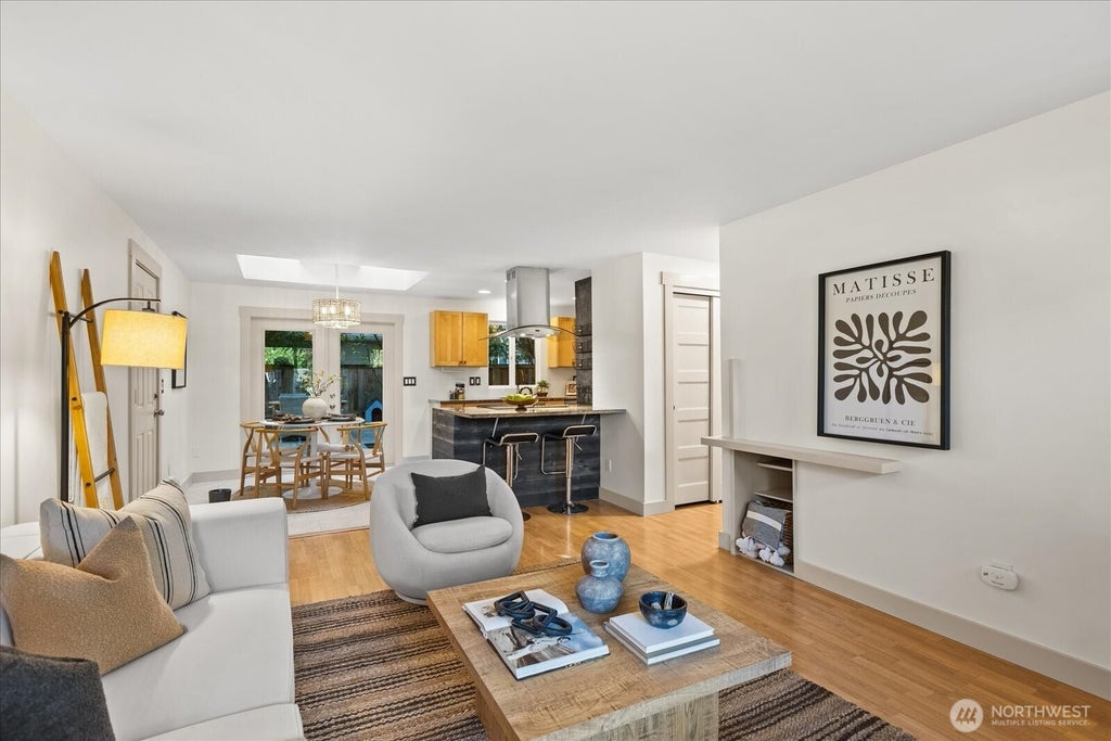 Photo of 10325 NE 125th Place, Kirkland, WA 98034 (MLS # 2582843)
