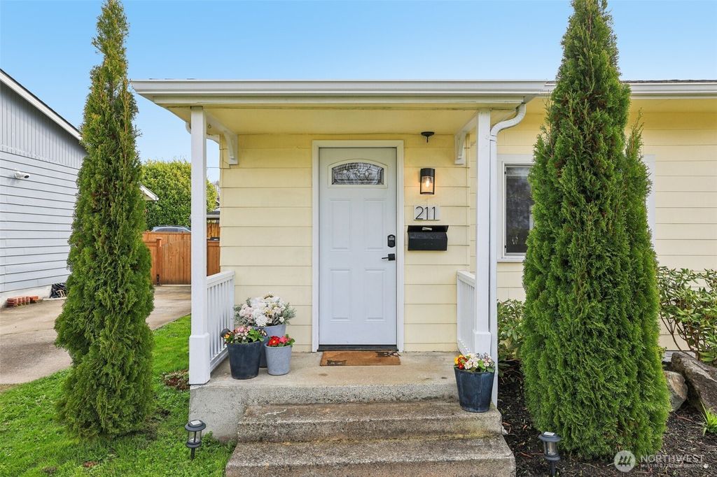 Photo of 211 Ave F #1 &amp; 2, Snohomish, WA 98290 (MLS # 2499323)