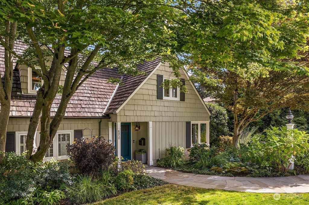 Photo of 6850 50th Avenue NE, Seattle, WA 98115 (MLS # 2160803)