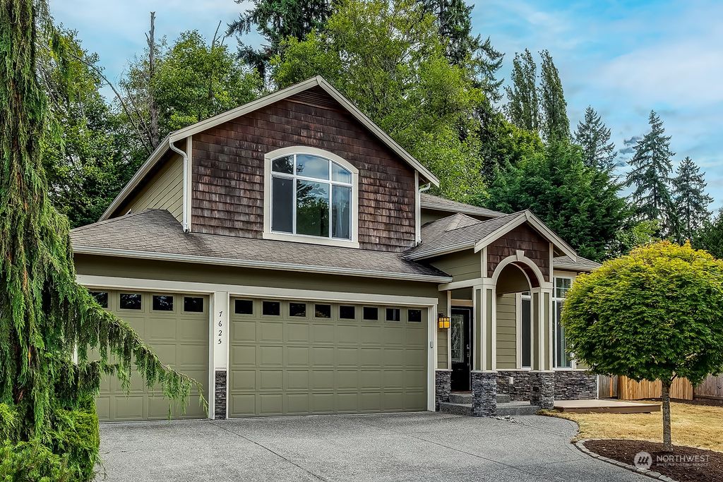 Photo of 7625 NE 170th Street, Kenmore, WA 98028 (MLS # 2139076)