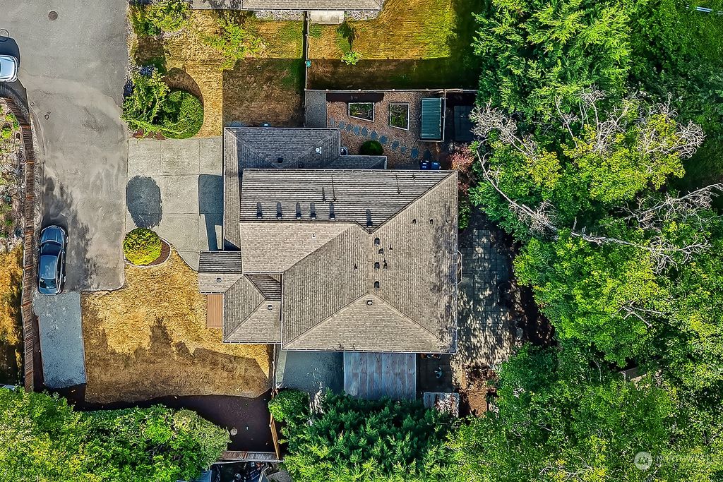 Photo of 7625 NE 170th Street, Kenmore, WA 98028 (MLS # 2139076)