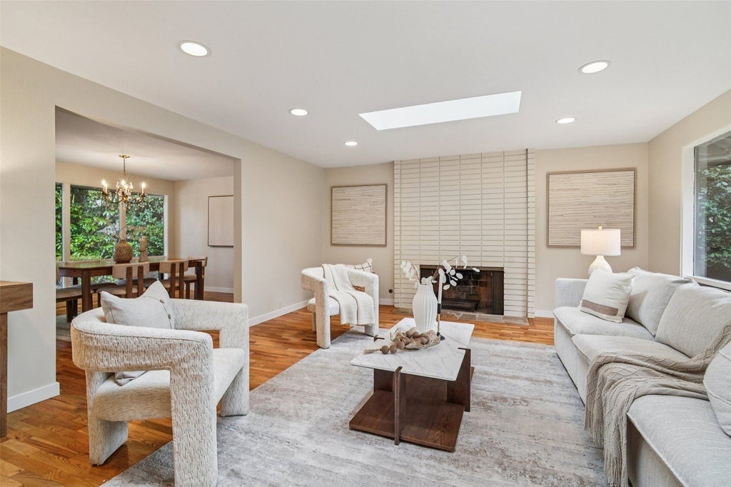Photo of 14469 NE 12th Place, Bellevue, WA 98007 (MLS # 2594638)