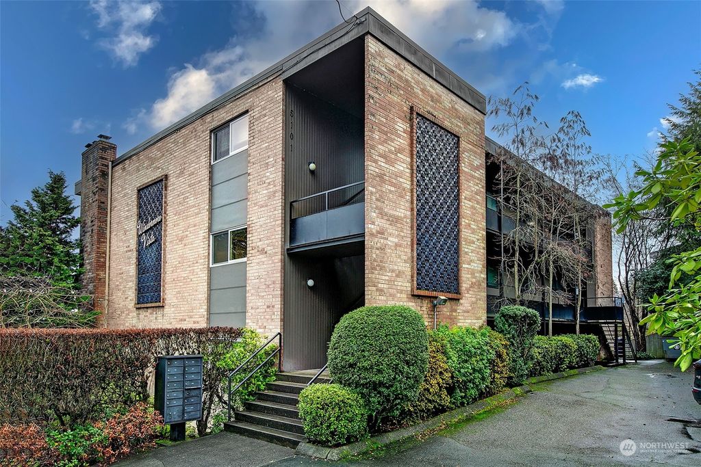 Photo of 5101 NE 55th Street #201, Seattle, WA 98105 (MLS # 2185416)
