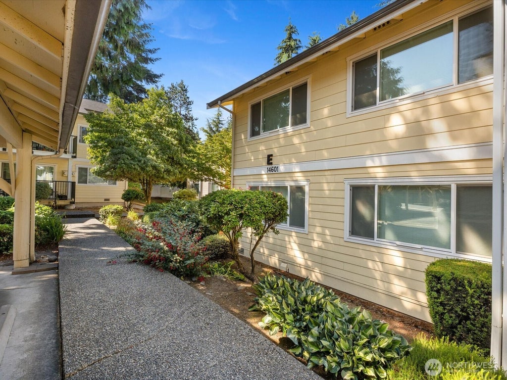 Photo of 14601 NE 50th Place #E6, Bellevue, WA 98007 (MLS # 2550755)